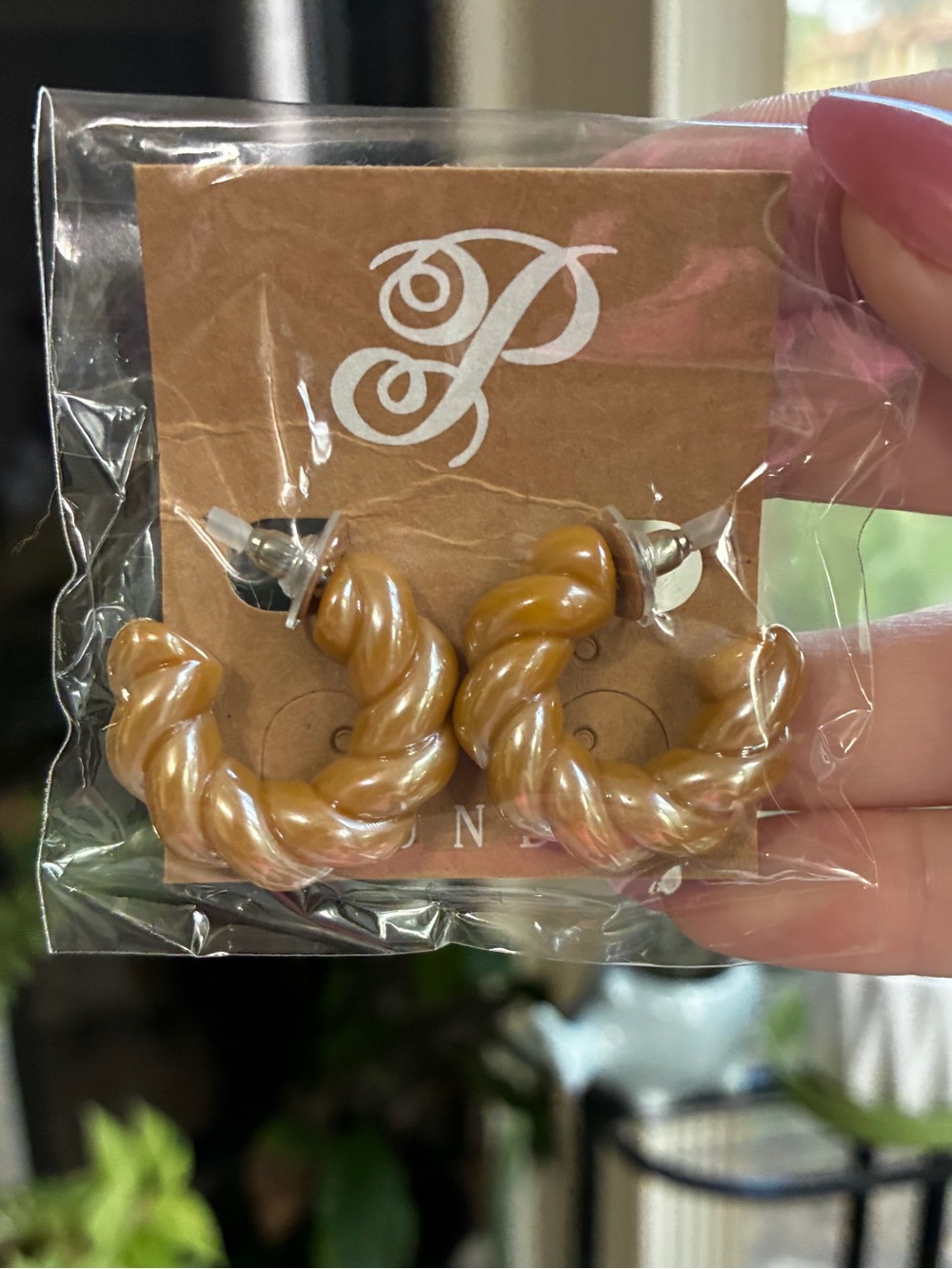NIP Plunder Design Caramel Pearlized Twisted Acrylic Hoop Earrings - Picture 4 of 4